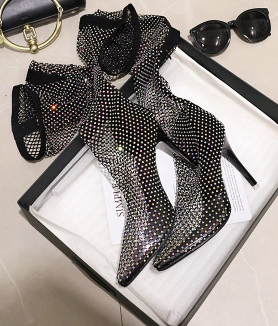 Effortlessly Elegant Heels with a Timeless Design