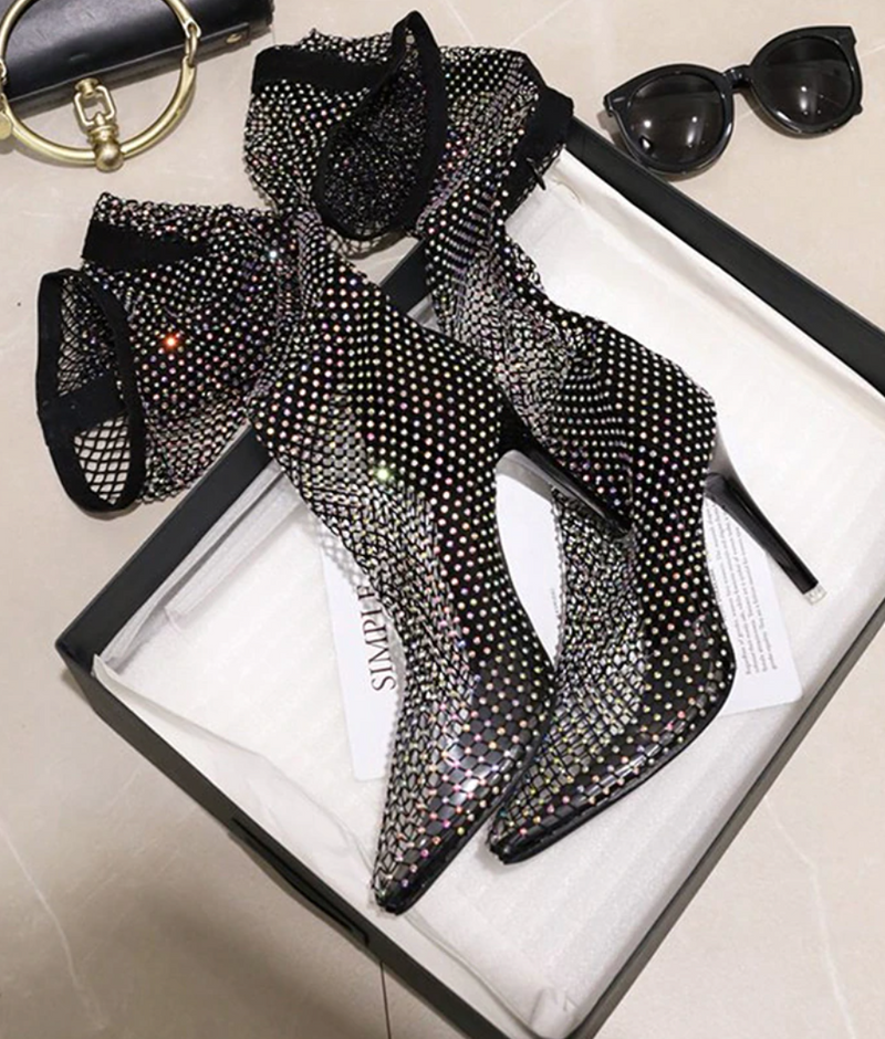 Effortlessly Elegant Heels with a Timeless Design