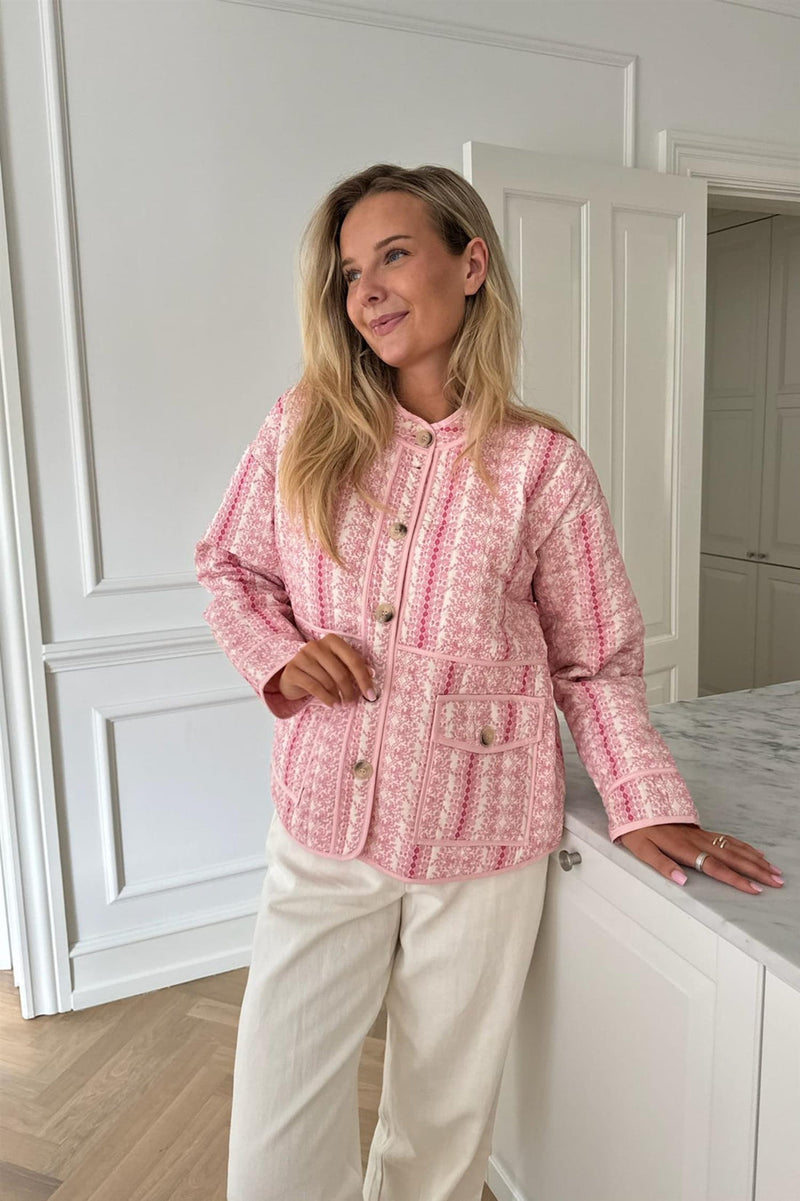 Effortlessly Elegant Jacket with a Timeless Design