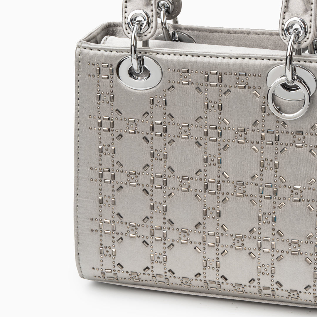 Gracefully Styled Bag for Any Occasion