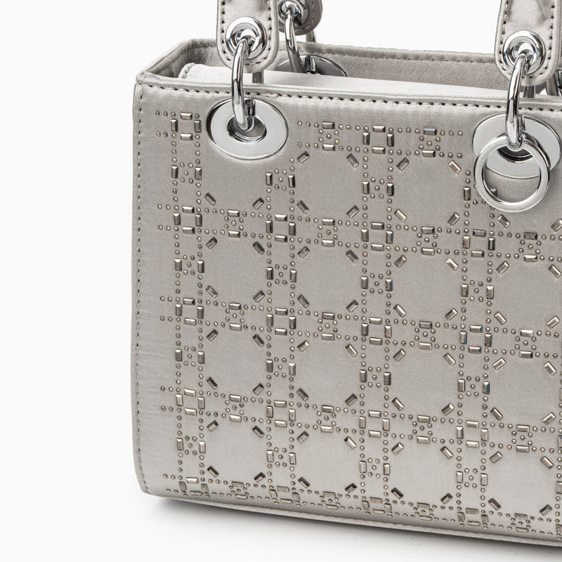 Gracefully Styled Bag for Any Occasion