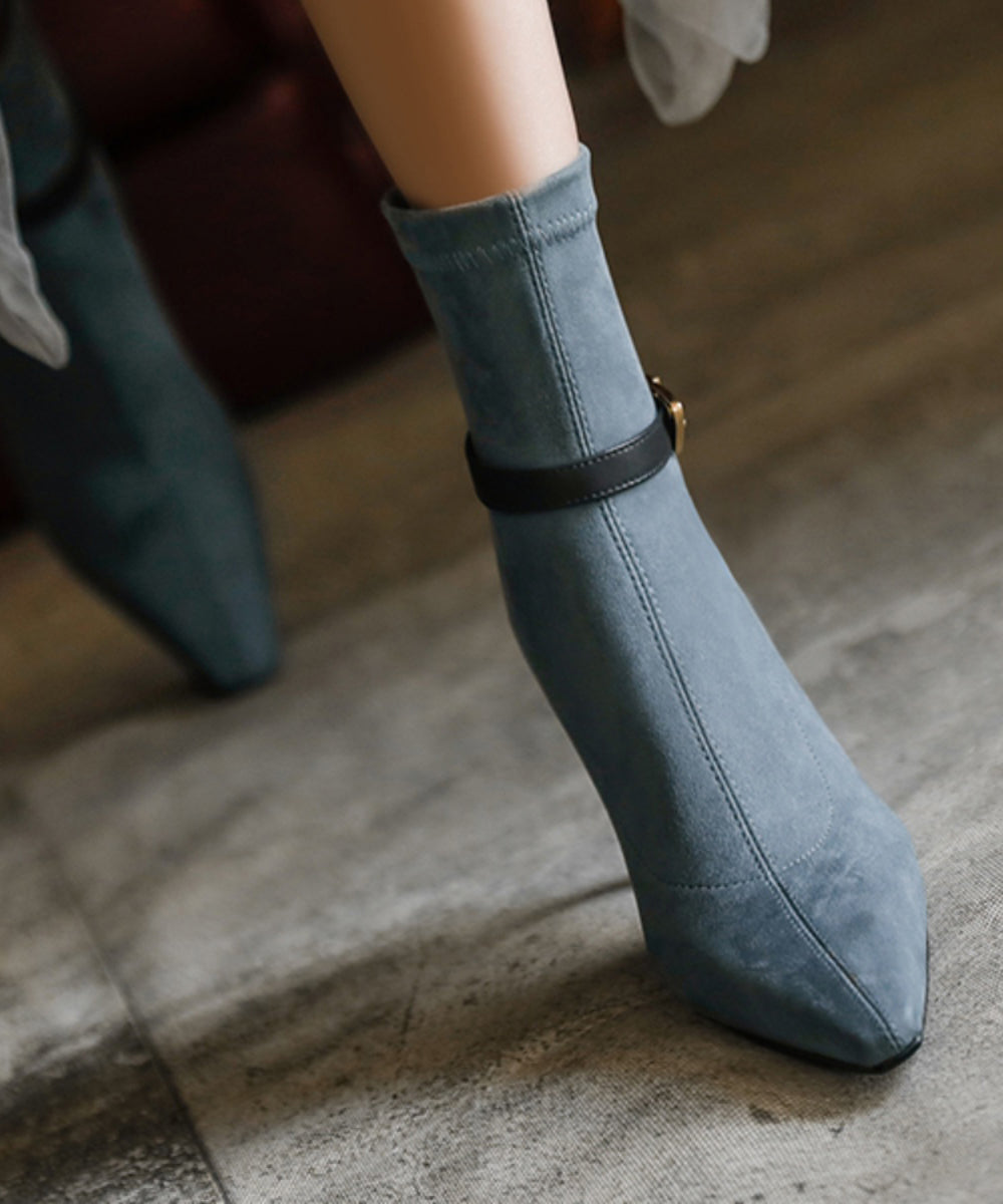 Effortlessly Elegant Boots with a Timeless Design