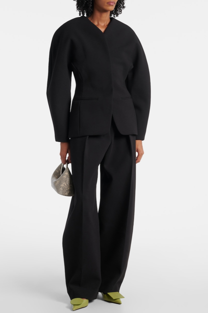Effortlessly Elegant Pants with a Timeless Design
