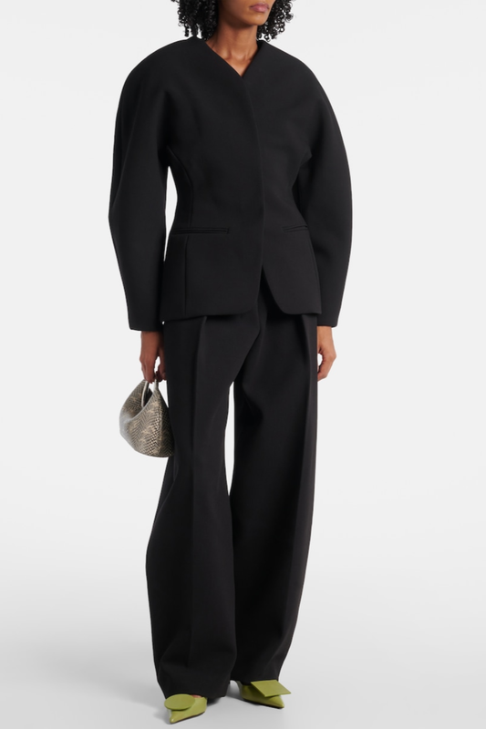 Effortlessly Elegant Pants with a Timeless Design
