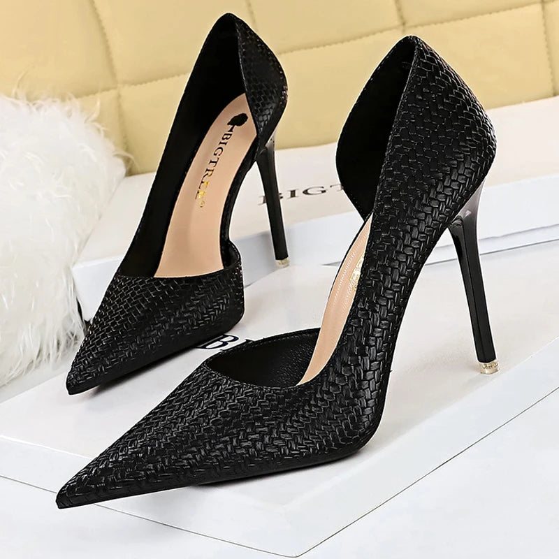 Effortlessly Elegant Heels with a Timeless Design