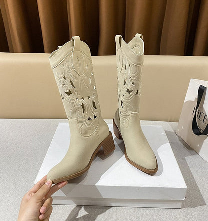 Effortlessly Elegant Boots with a Timeless Design