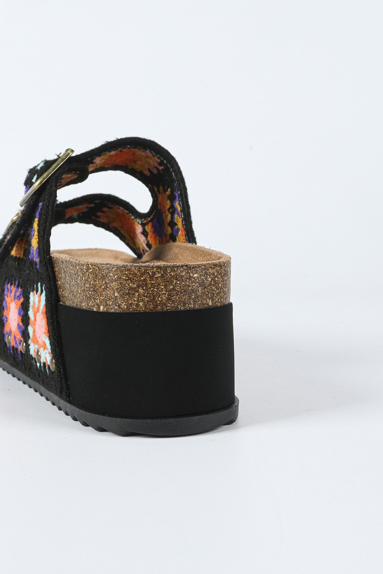 Effortlessly Elegant Sandals with a Timeless Design