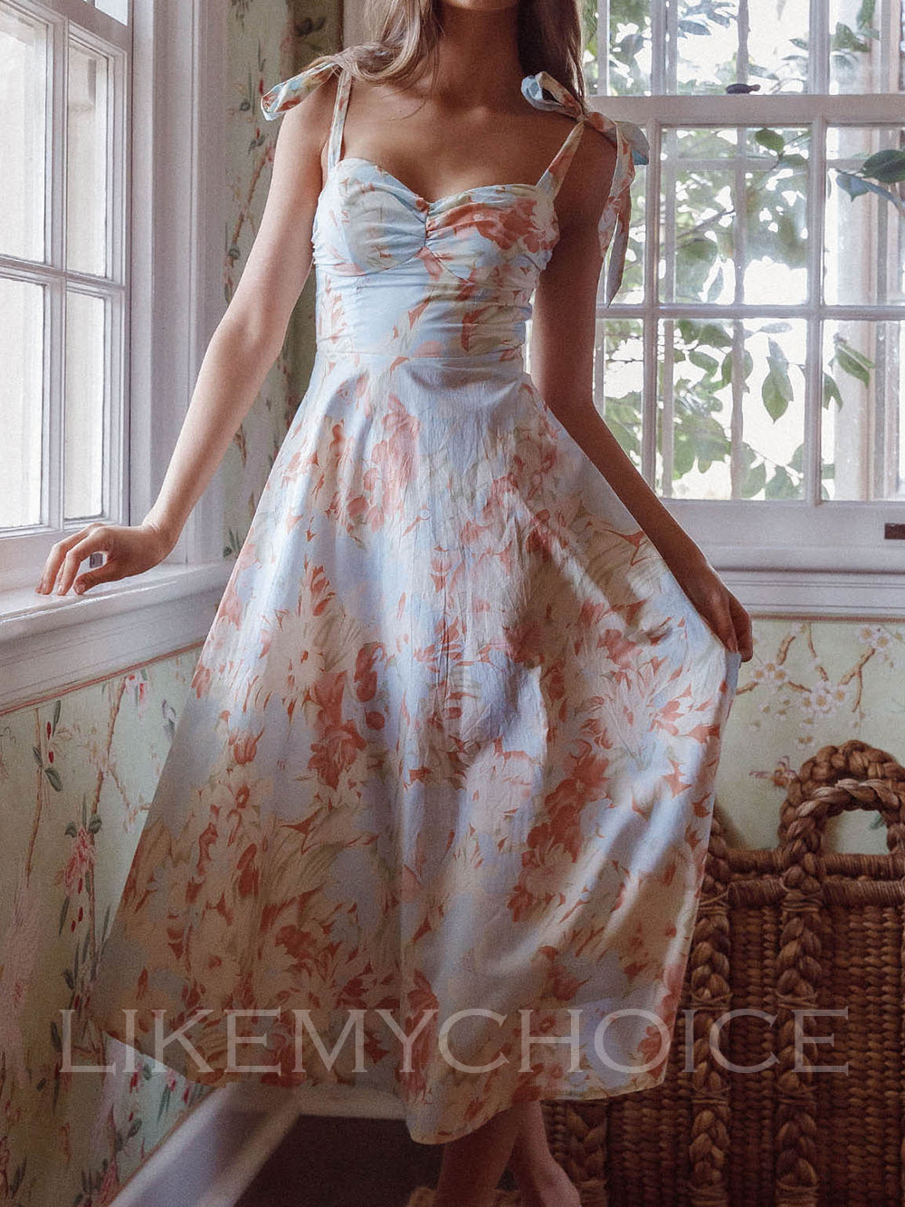 Beautifully Finished Dress in a Timeless Design