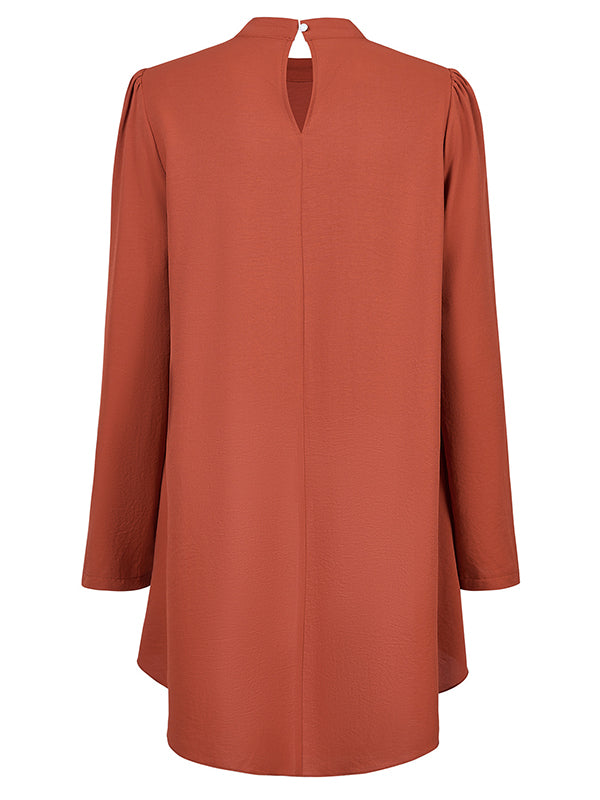 Well Tailored Blouse with a Graceful Silhouette