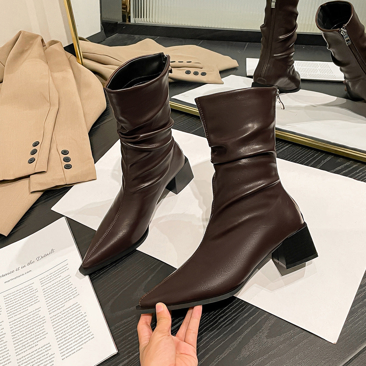 Effortlessly Elegant Boots with a Timeless Design