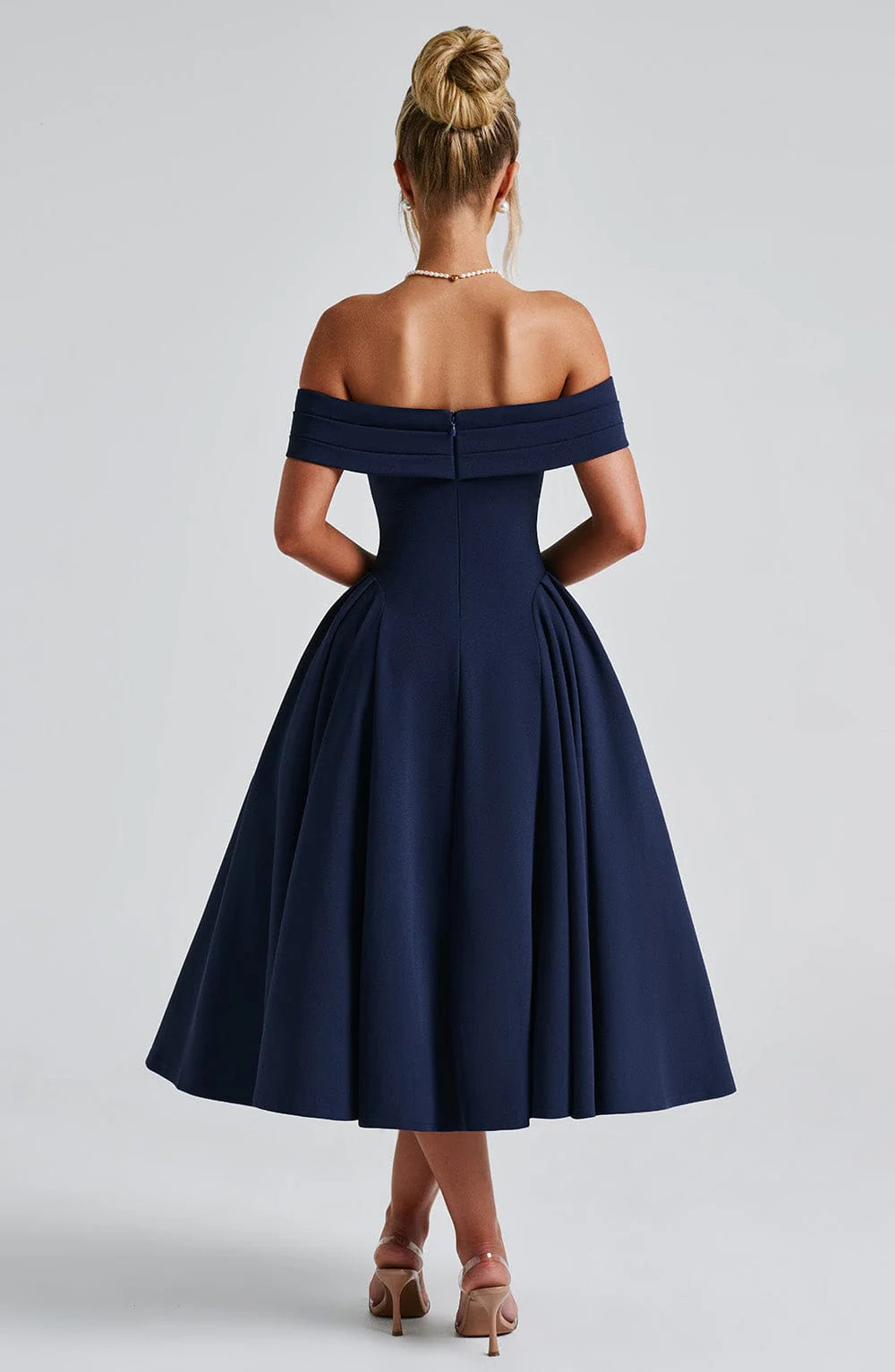 Beautifully Finished Dress in a Timeless Design