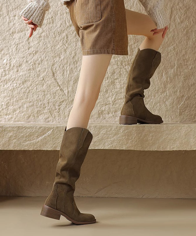 Effortlessly Elegant Boots with a Timeless Design