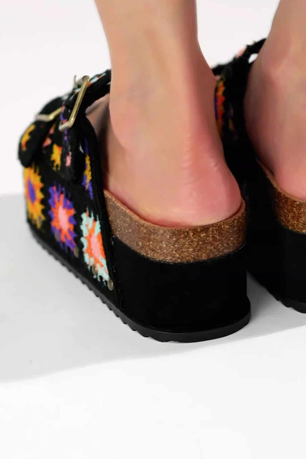 Effortlessly Elegant Sandals with a Timeless Design