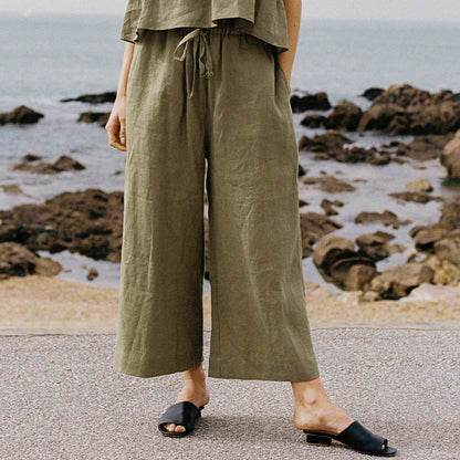 Effortlessly Elegant Pants with a Timeless Design