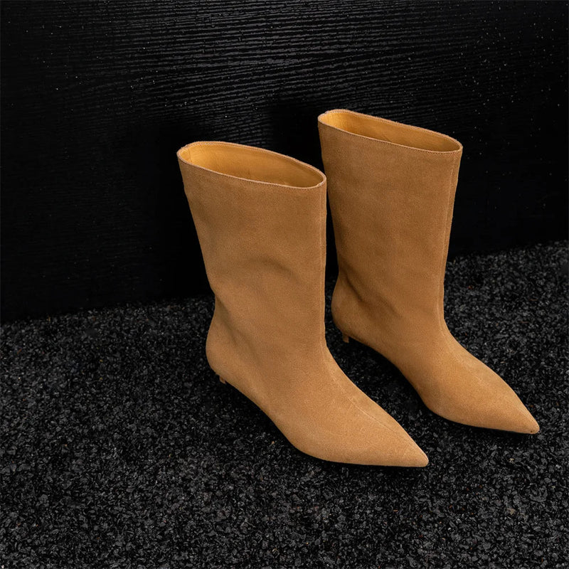 Effortlessly Elegant Boots with a Timeless Design