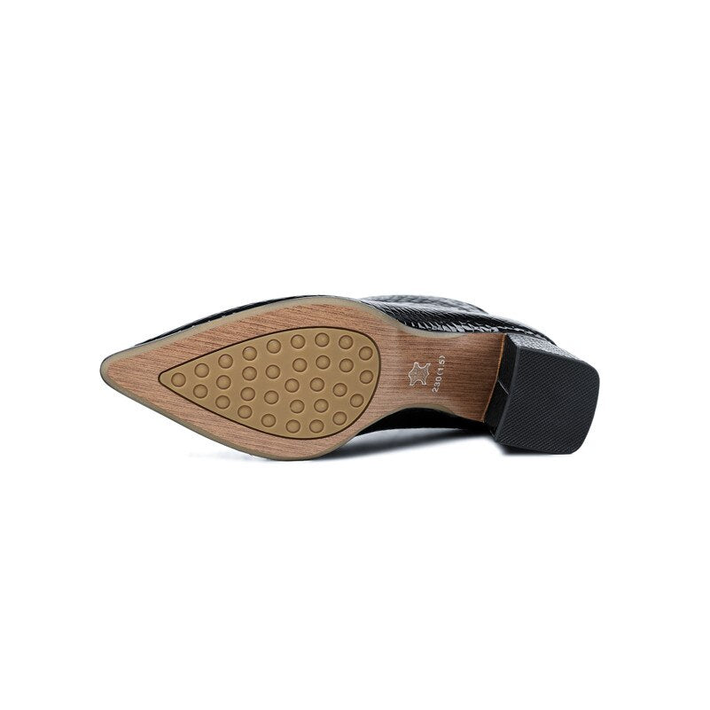 Effortlessly Elegant Boots with a Timeless Design