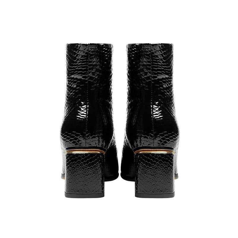 Effortlessly Elegant Boots with a Timeless Design