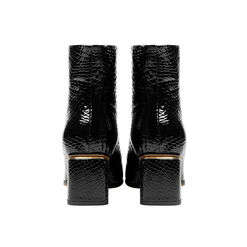 Effortlessly Elegant Boots with a Timeless Design
