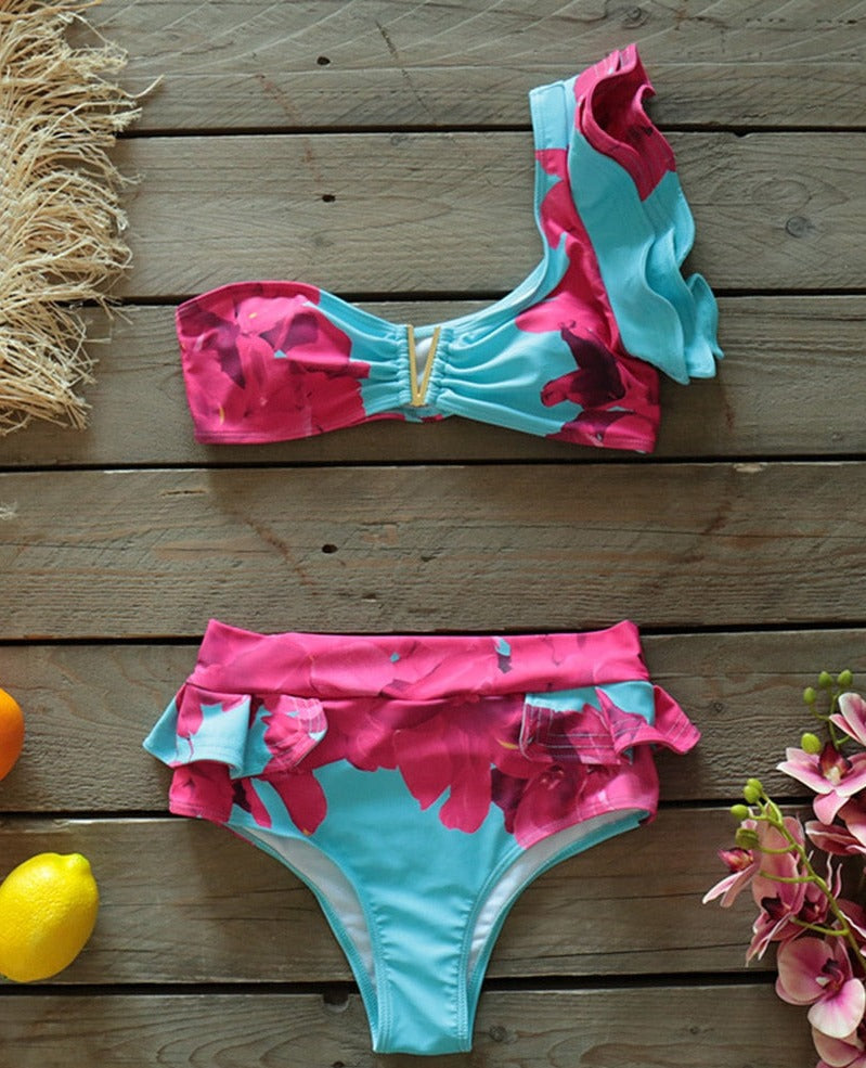 Effortlessly Elegant Swimsuit with a Timeless Design