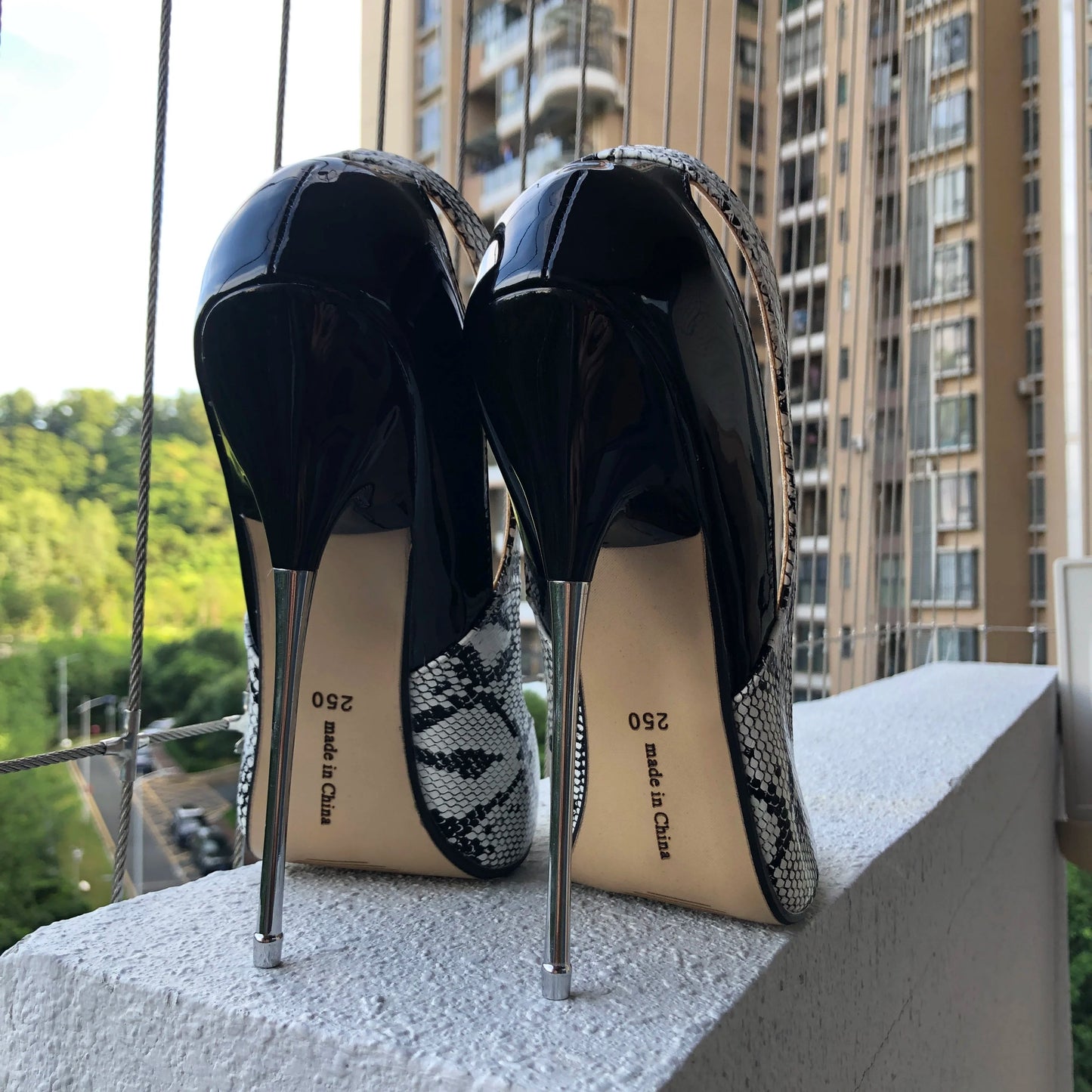 Effortlessly Elegant Heels with a Timeless Design