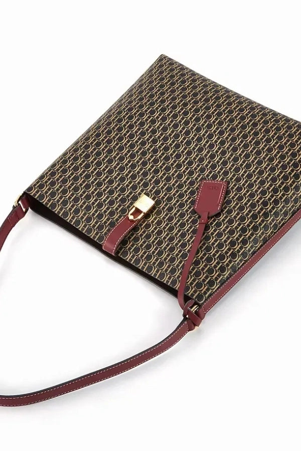 Beautifully Finished Bag in a Timeless Design