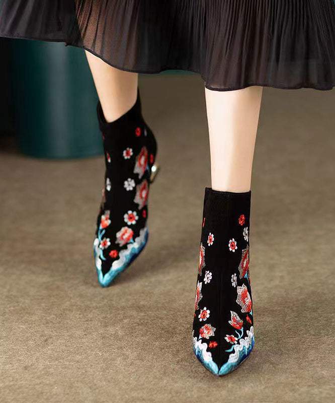 Effortlessly Elegant Boots with a Timeless Design