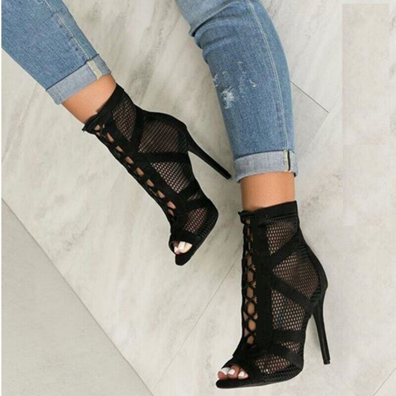 Effortlessly Elegant Heels with a Timeless Design