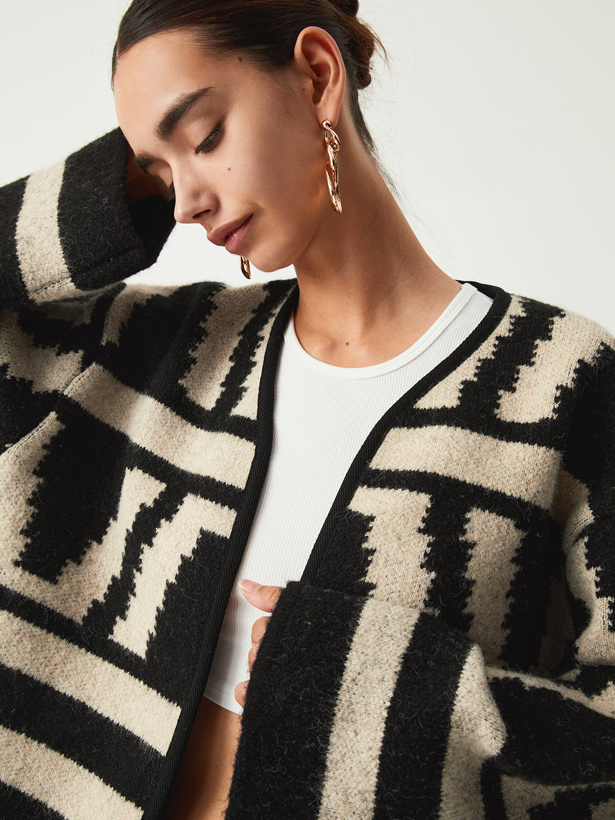 Effortlessly Elegant Cardigan with a Timeless Design