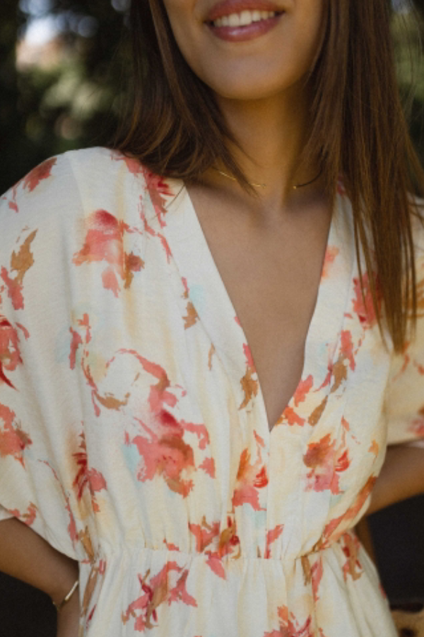 Effortlessly Elegant Dress with a Timeless Design