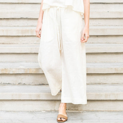 Effortlessly Elegant Pants with a Timeless Design