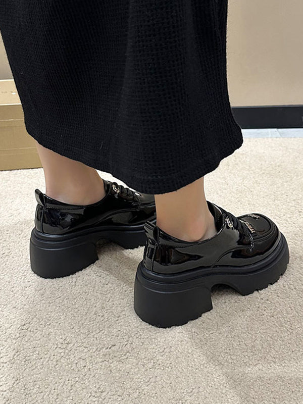 Effortlessly Elegant Shoes with a Timeless Design