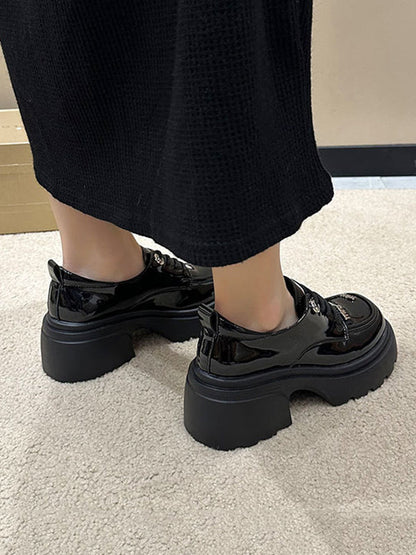 Effortlessly Elegant Shoes with a Timeless Design