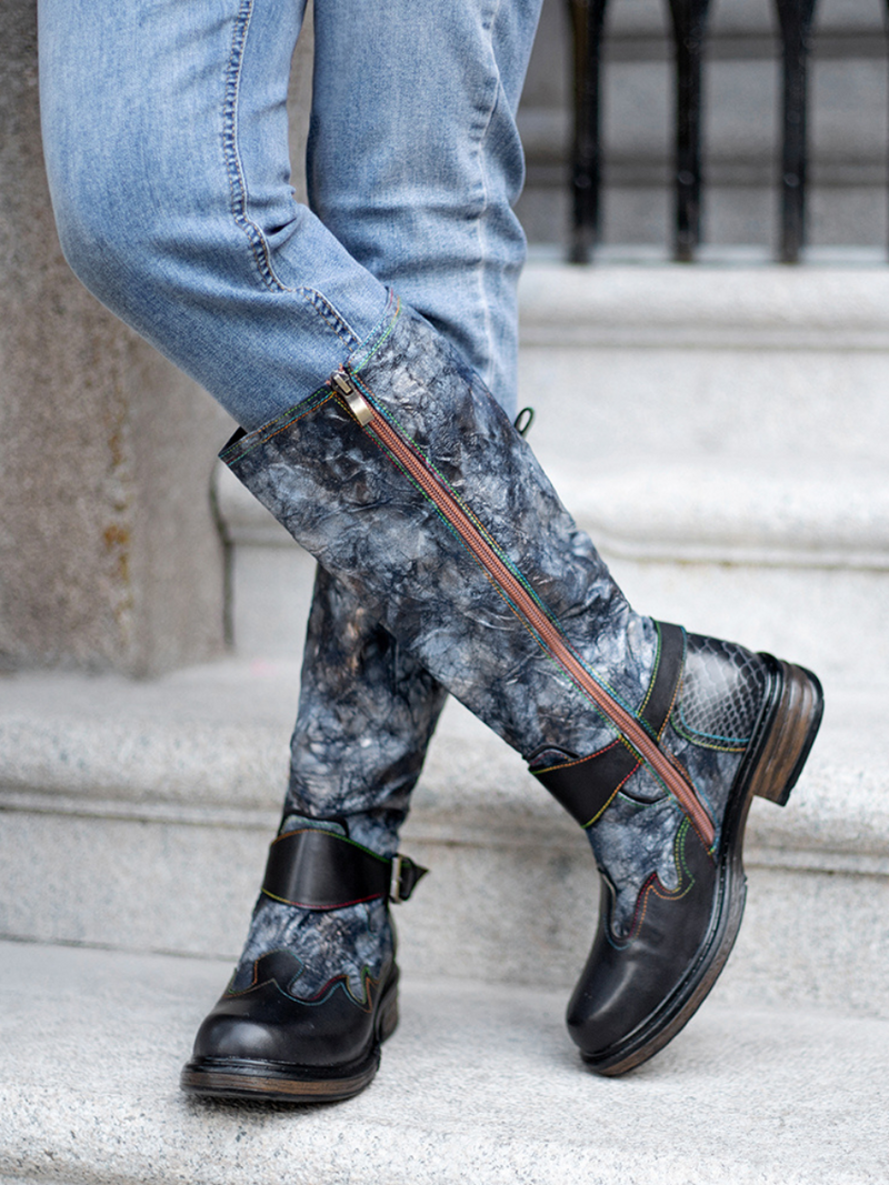 Effortlessly Elegant Boots with a Timeless Design