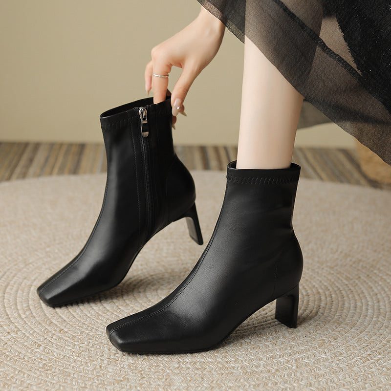Effortlessly Elegant Boots with a Timeless Design