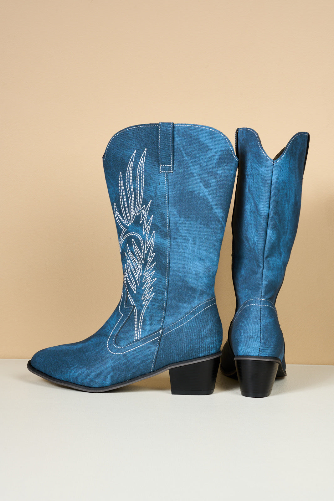 Effortlessly Elegant Boots with a Timeless Design