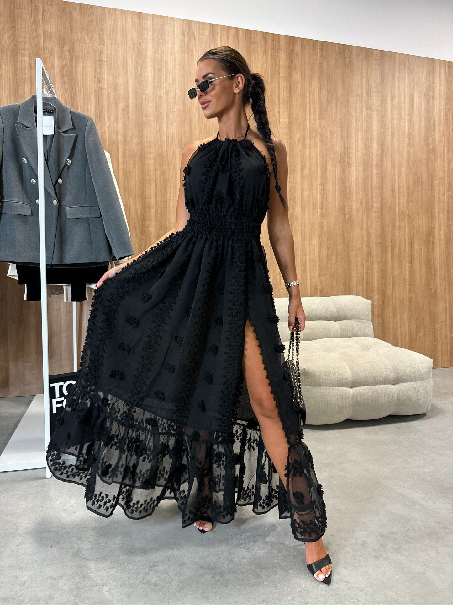 Effortlessly Elegant Dress with a Timeless Design