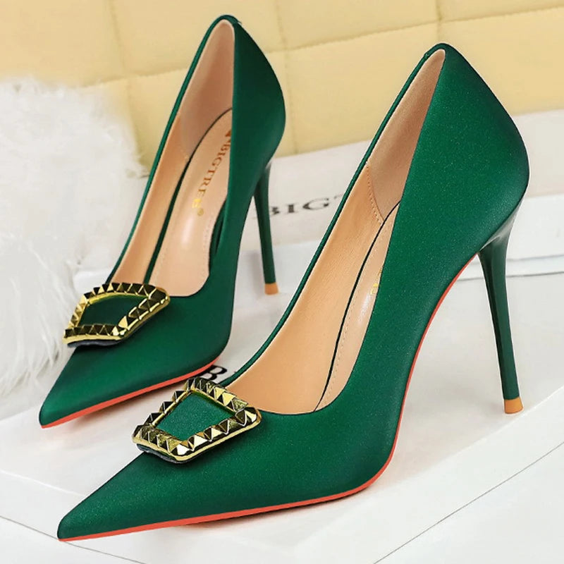 Effortlessly Elegant Shoes with a Timeless Design
