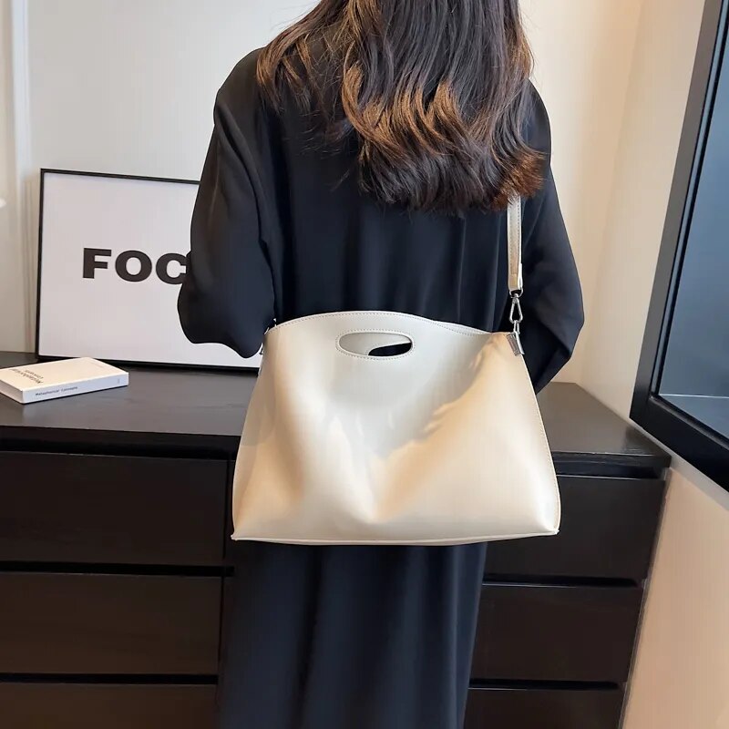Gracefully Styled Bag for Any Occasion