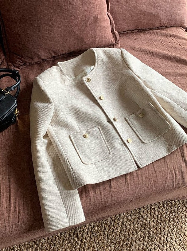 Effortlessly Elegant Jacket with a Timeless Design