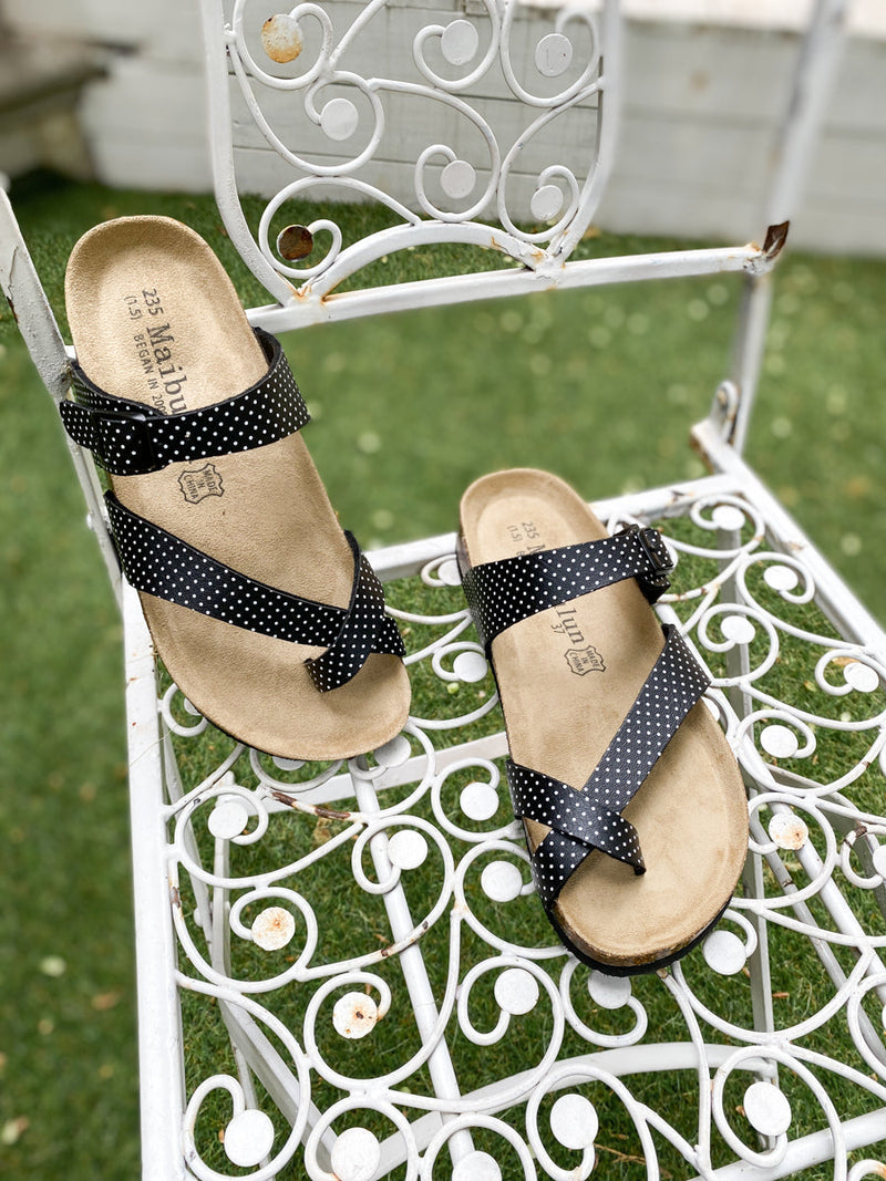Effortlessly Elegant Sandals with a Timeless Design