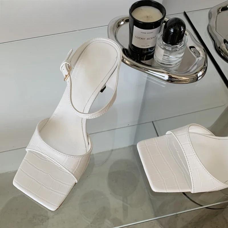 Beautifully Finished Heels in a Timeless Design