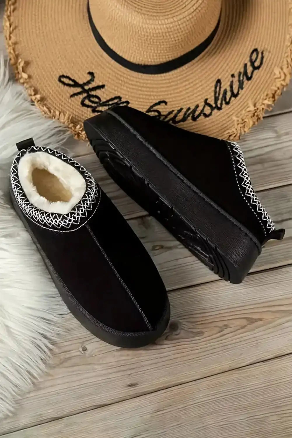 Effortlessly Elegant Boots with a Timeless Design