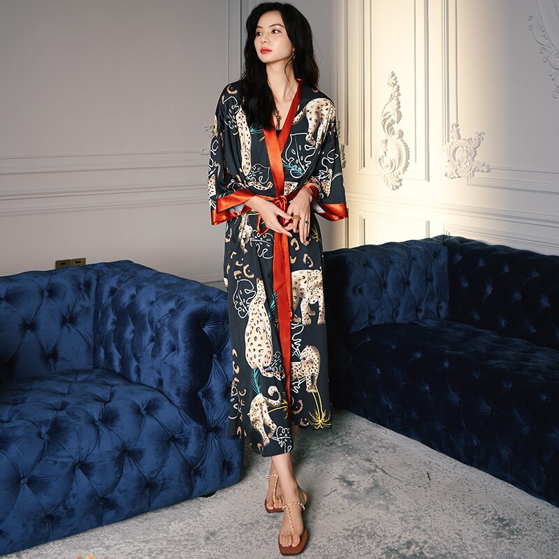 Well Tailored Top with a Graceful Silhouette