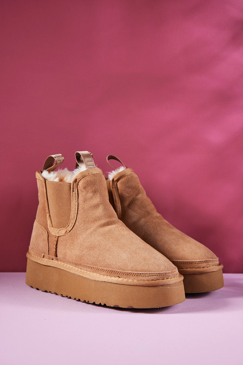 Effortlessly Elegant Boots with a Timeless Design